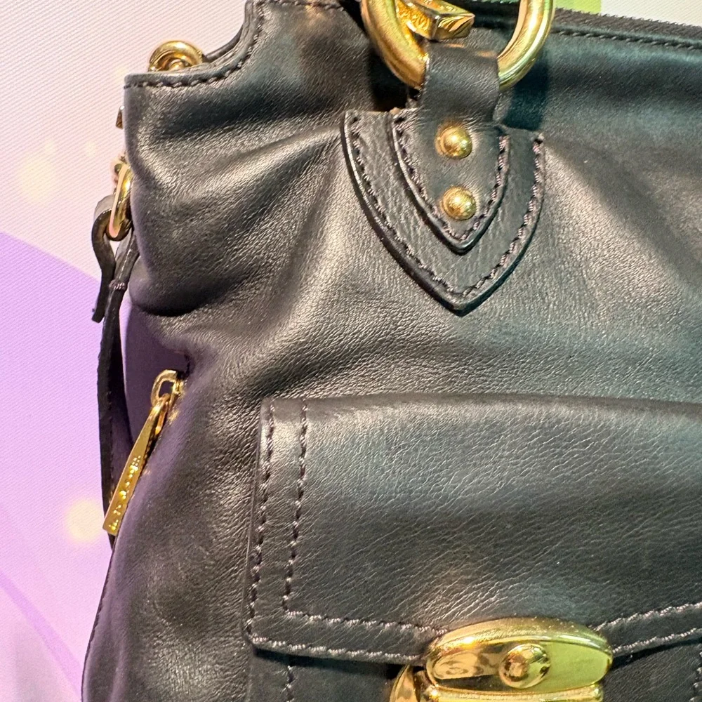 Marc Jacobs Black Leather Shoulder Bag with Gold Hardware - Picture 4 of 10